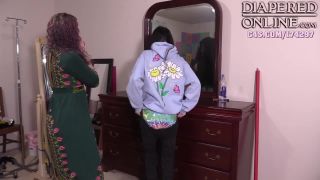 Diaperedonline2Samara Stephanie Samara atrapada en el sofá