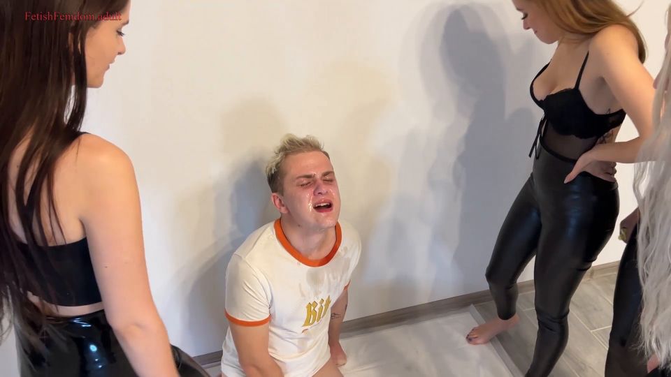 CFNM Grupo Degradante Escupir Femdom con Cinco Chicas Dominantes (Porno de Amateur)