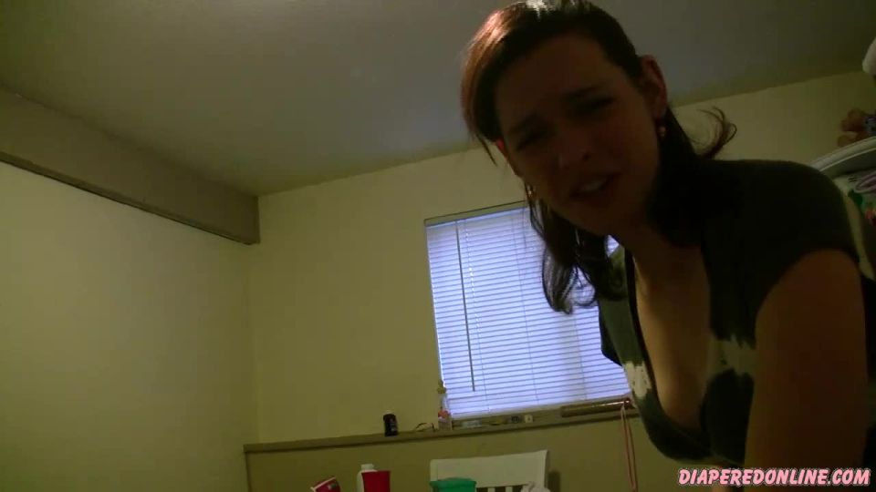 Diaperedonline2Savannah Savannah POV remar en el banco