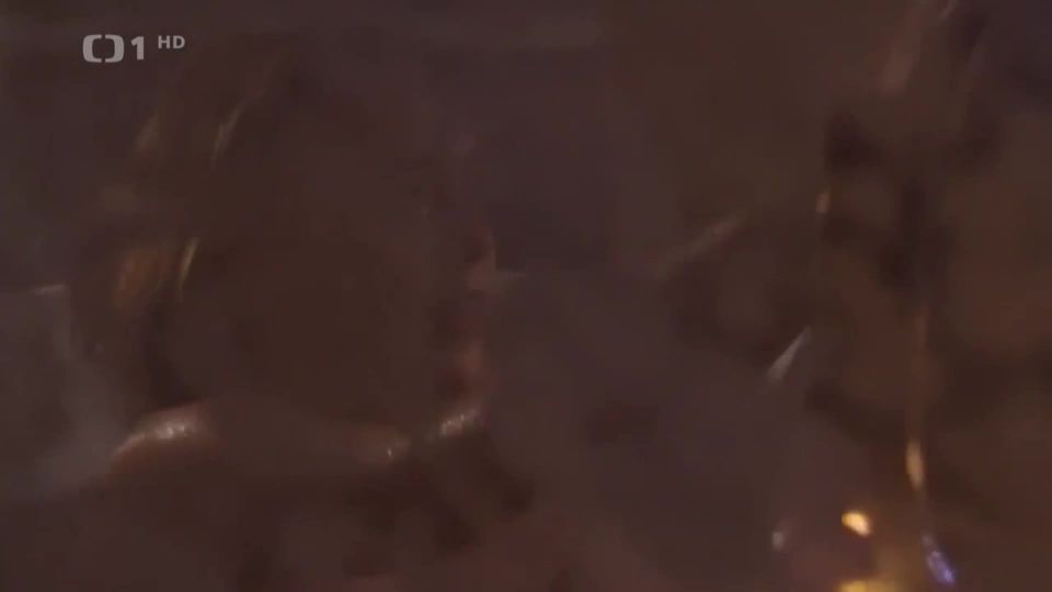 Klara Issova - Na zamku (1999) HD 1080p - (Porno de Celebridad)