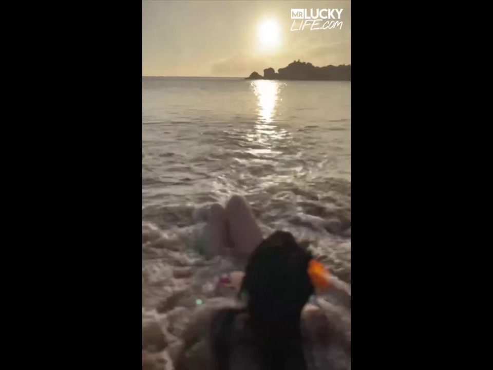 Amateur Porn Tetonas Danae Marie y Lacey Jane disfruta de una cita al aire libre y mamada