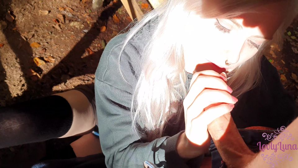 Cute alemán adolescente chupa grandes pollas - público