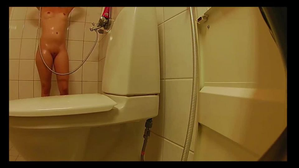 chica delgada con coño afeitado tomando una ducha. cámara oculta