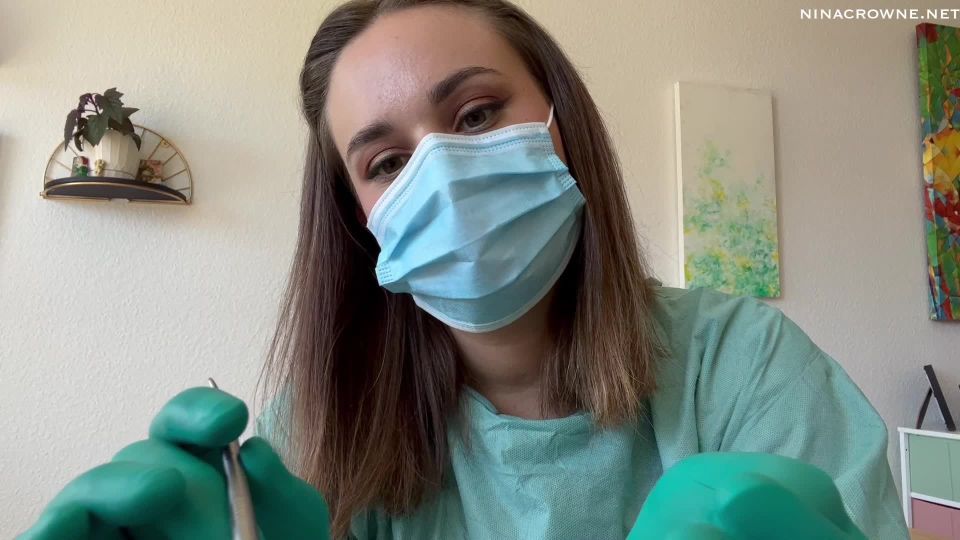 gratis video en línea 31 Nina Crowne – Examen dental rutinario en la masturbación porno femdom sub