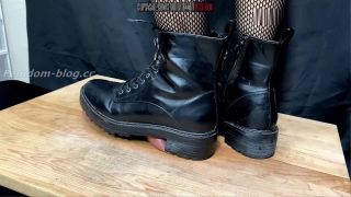 Miss Luxmi en video - Botas de smashing de bolas de cerca de Downlo...
