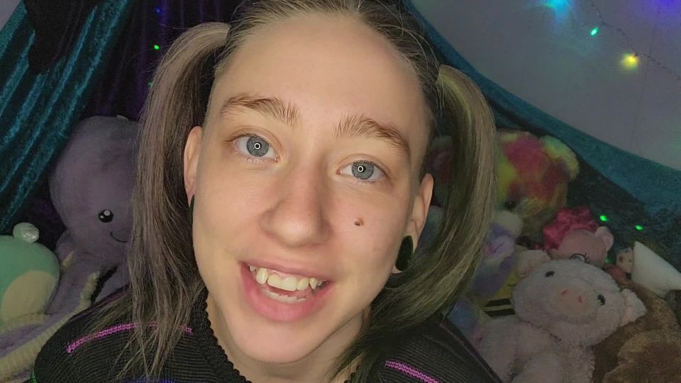 video adulto gratis 24 MissKittylyn – Escuela chica chupa Dick bajo el escritorio, madura fumando fetiche en femdom porno