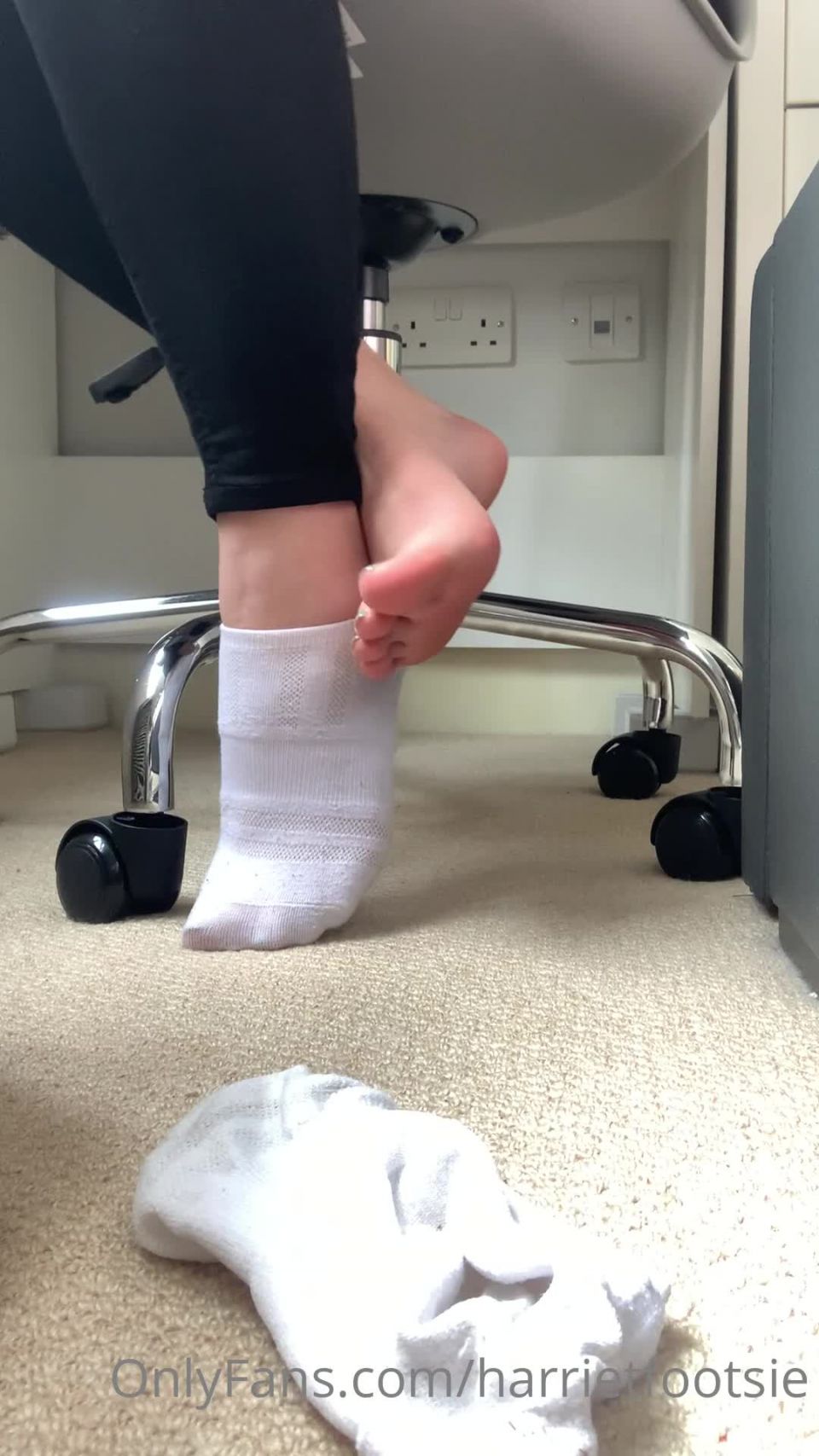 Onlyfans - Harriet King - harrietfootsie - harrietfootsieSolo casualmente trabajando desde casa cuando decides entrar y sentarte debajo de mi escritorio con - 17-05-2021