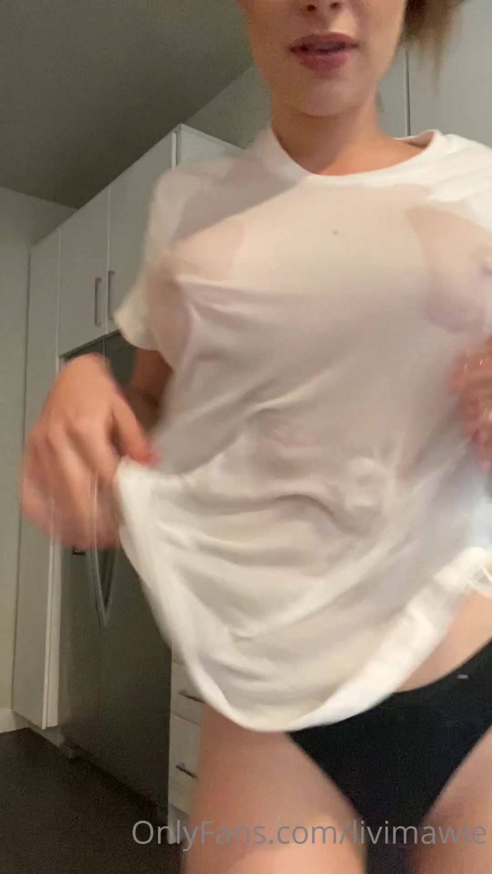 video gratis 6 liviblondie 20-08-2020-736322600-Camisa húmeda tetas divertidas fuera y rebotando - liviblondie - adolescente