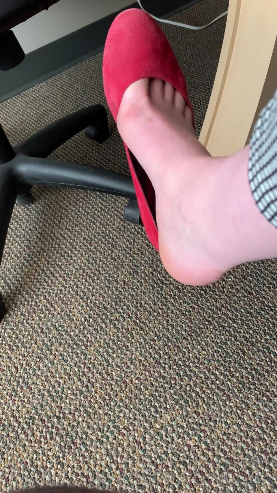 Freckled Feet06-03-2020 - $ALL Meetings are SO BORING $1015