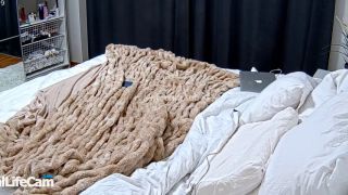 Reallifecam - Leora Have Hot Orgasms By Fucking Pussy With A Dildo On Bed 27.07.2024 480P - Voyeur