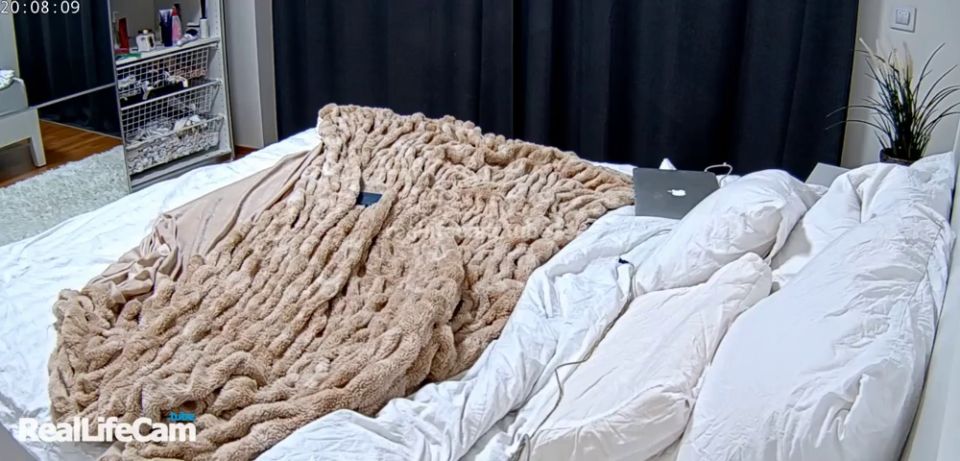 Reallifecam - Leora tienen orgasmos calientes por coño de mierda con un consolador en la cama 27.07.2024 480P - Voyeur
