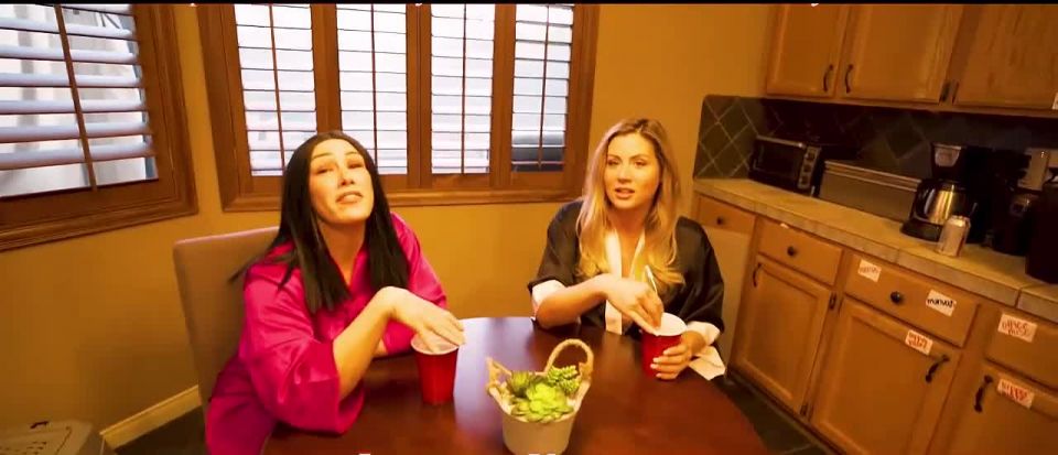 Mi nueva madrastra le gusta lanzar orgías completas - milf - milf porno