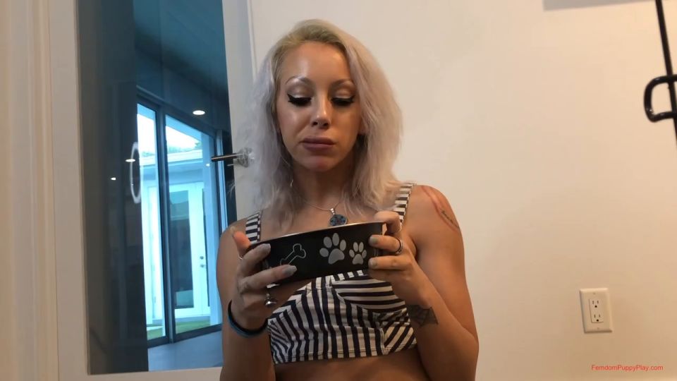 Krissy Koven Babybirds Su niño enjaulado Femdom Puppy Play (Porno de Femdom)