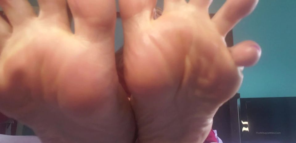 Mikayla Miles - CUM por todas partes en mis suelas.