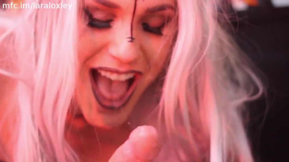 Lara Loxley – Elfo Oscuro domina polla _ Traga Puños