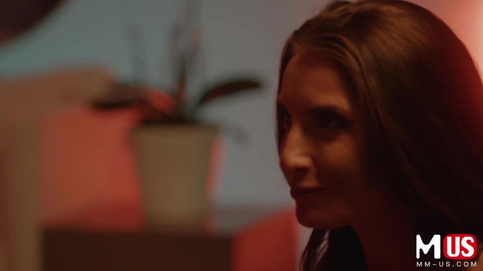 Silvia Saige con en pintura y juego - Morena