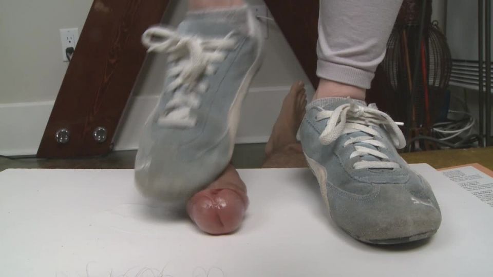 Forzado a saltar sobre las zapatillas de la señora – Paraphilia51 Foot