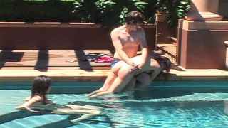 MP4/SD – Golpeado en la piscina!!!
