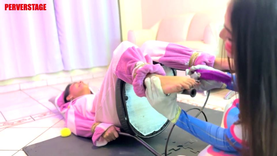 Perverstage Tickle duelo Dva vs Juri Ronda 1 (Aduana) (Porno fetiche)