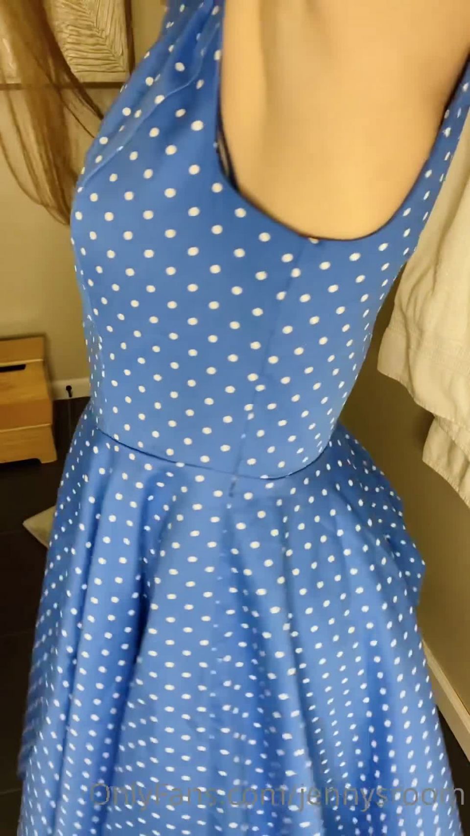 jennysroom 03-11-2020-154467628-Horny ama de casa ve un toro fuera. Ella va a la w - [porno MILF]