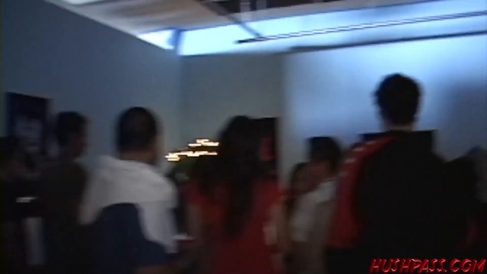 Jenny y sus amigos lo destrozan en la fiesta de la fraternidad PzY.