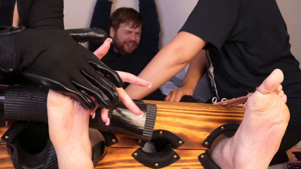 Testiculo esposas 2 Sobre 1 Traición! Ticklingguys (Porno femenino)