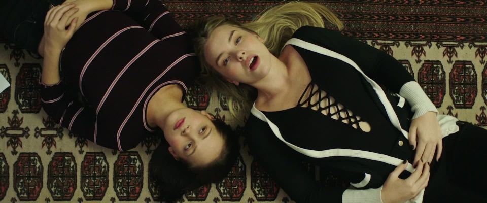 Olivia Larsen, Kelli Berglund - Fantasma en el Cementerio (2019) HD 1080p - [Celebrity porn]