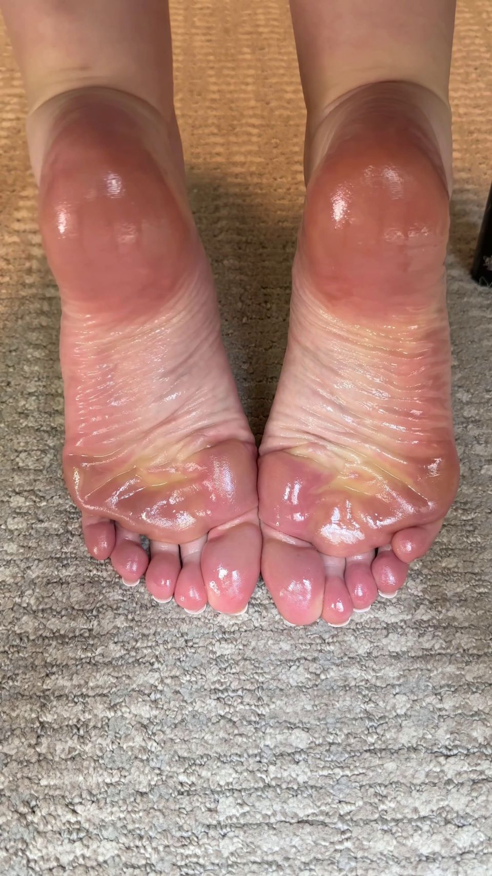 video para adultos 13 Estornuda Diosa – Aplastando mis pies aceitados para ti en HD - video joi - fetiche porno animadora femdom