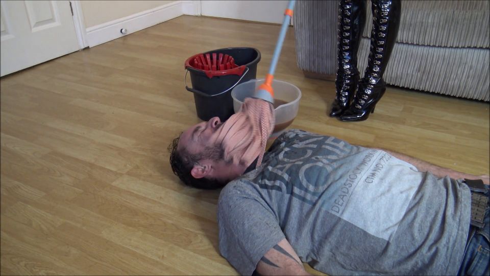 Esclavo consigue la trapea sucia sobre su cara...