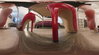 Chicas Bratty Foot – Sunshine – Encogerse, Atrapada y Tormentada Bajo Mi Escritorio – VR 3605k.