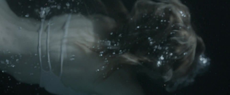 Jessica Biel, Zosia Mamet - Corazón Sangrado (2015) HD 1080p!!!