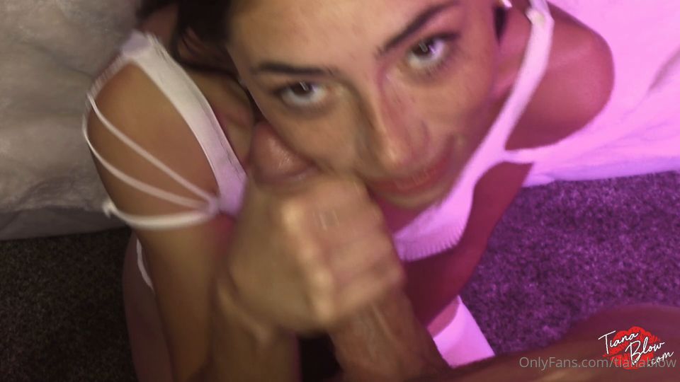 Tiana sopla - POV BJ tirando de mis colas de cerdo - adolescente