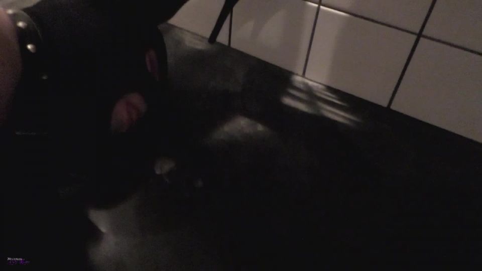 online clip para adultos 19 Señora Señora Renee - Urinal 3 - Baño público lamer, nalgada femdom en la masturbación porno