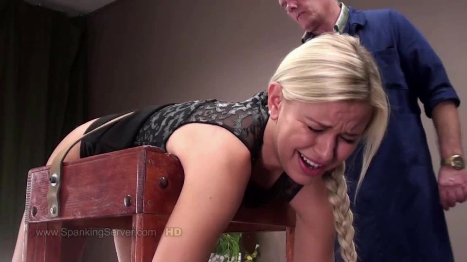 645SpankingServer[Faphouse] - Rubia Sweetie consigue para su culo mal latido - 0257