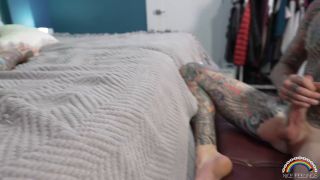 Esposa Cucks marido en su cama con una mujer trans Teta grande.