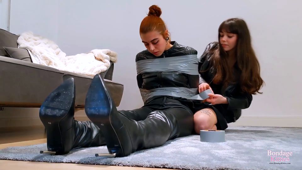 Femdom porno Bondage Gatitas - Engañado, atado y robado por su amigo Femdom