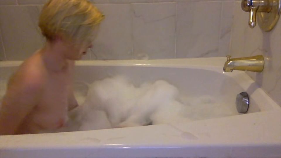 Pearl Sinclair hevc Pearl Sinclair Naughty-Bubble-Bath---Shave-and-Play-10-1-2018