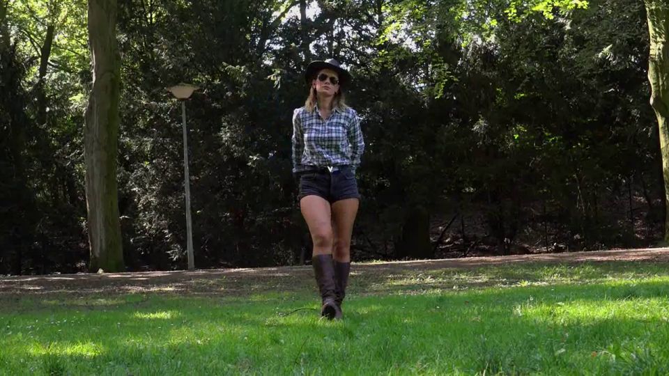 FEMDOMFOTO - Miss Lina - Vaquera caliente con un abarrote (alemán).