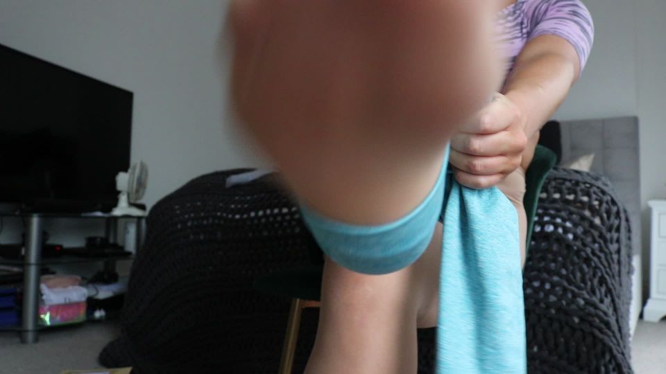 Bootyful nylon queen - Nude Pantyhose Under Gym Leggings Tease