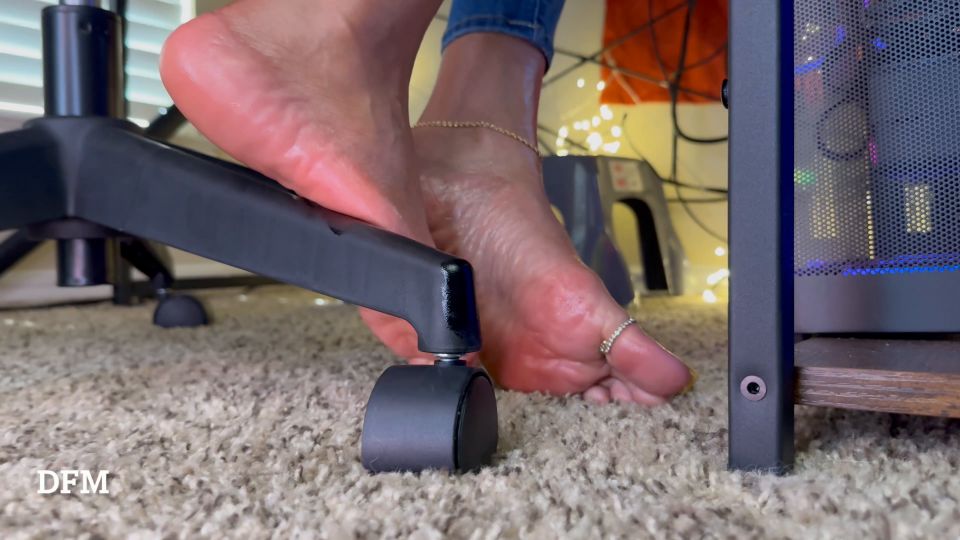 free porn video 30 raven foot fetish pov | DallasFootModels Entertainment - Jezebel Juice Under Desk Peepe - UltraHD 2160p | femdom