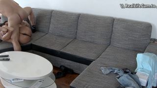 [K2S.CLUB] Reallifecam - Linda y Tibor Divertirse y Sexo Rápido En Sofá 10.10.2025 - SD 604P