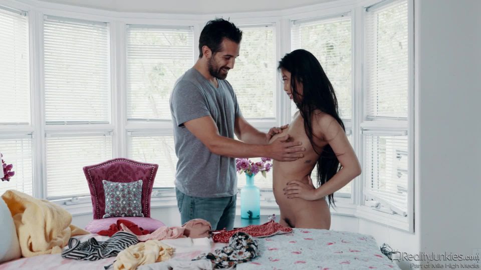 Jade Kush y sus grandes tetas en adolescente