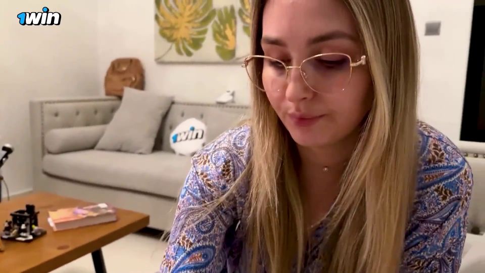 Alina Rai - A la mierda mis mejores amigos madrastra en el sofá Full HD - MaLF belleza