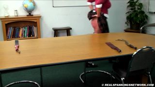 Riley y Jordyn Spanked Together (Parte 3 de 4) Descargar...