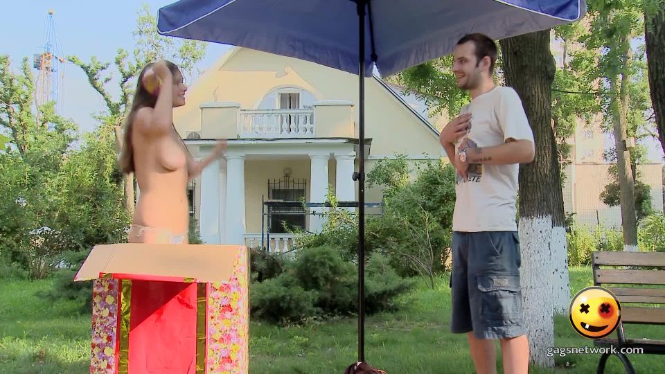 Desnudo y divertido 9129