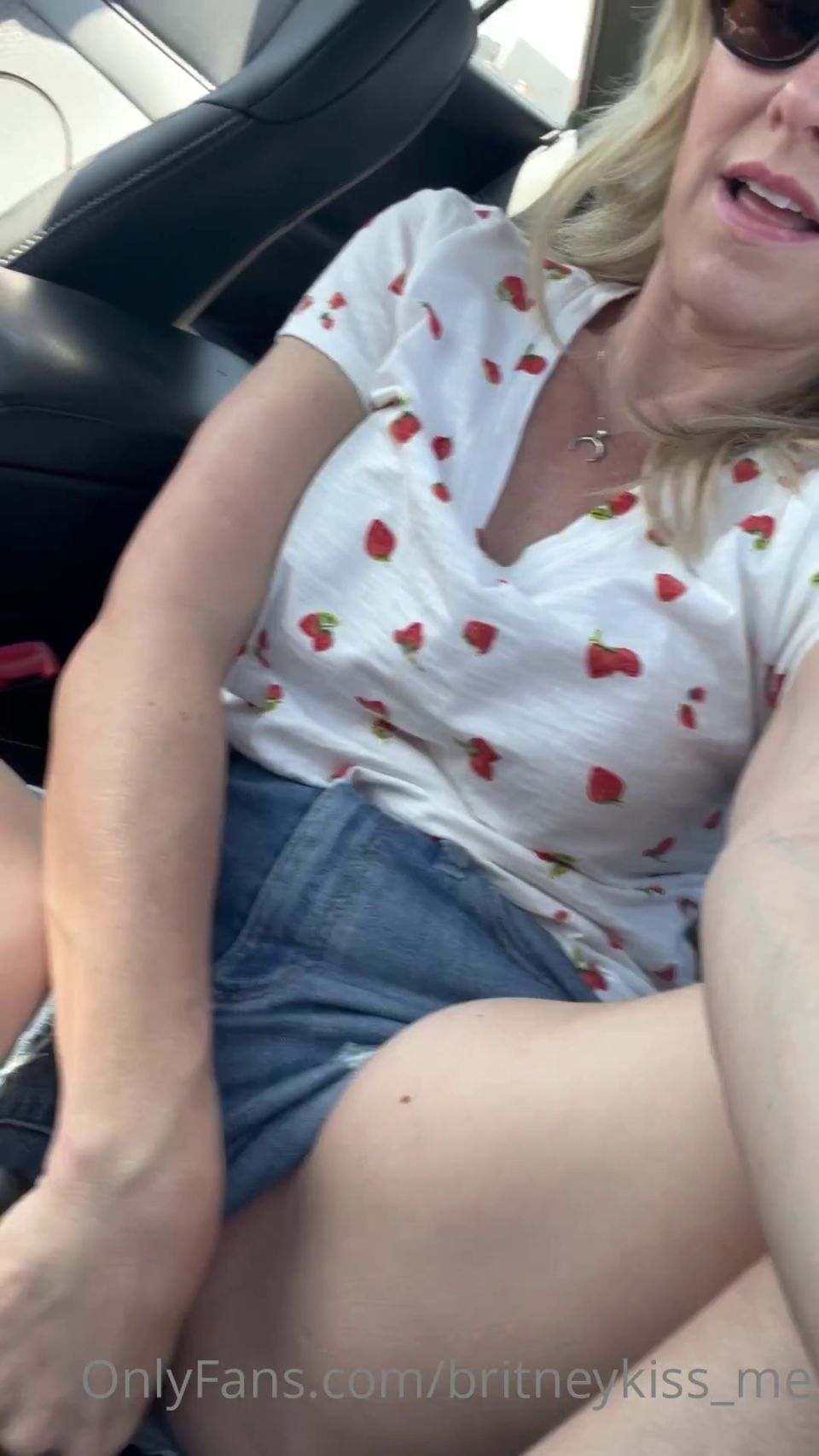 OF hot mom adv Vid 58  03 17 23