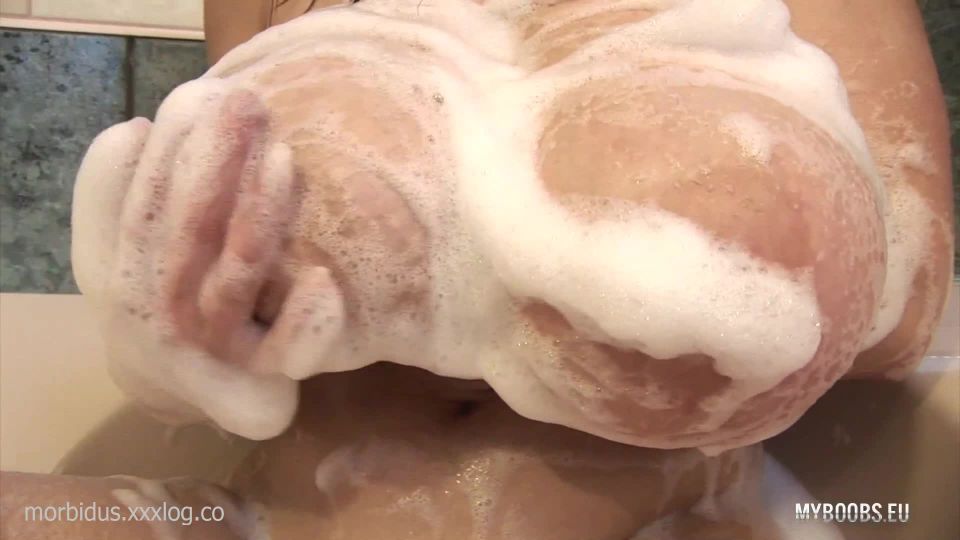 Terry Nova Tetas naturales enormes rebotando en el agua - Solo