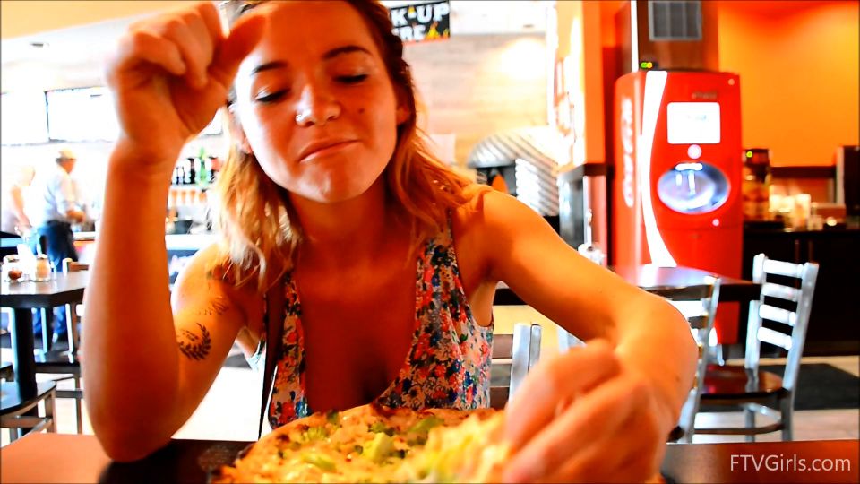 Charlotte, Lexi - Más allá de la amistad - Más Spunky Charlotte 2017-09-20 1080p x265