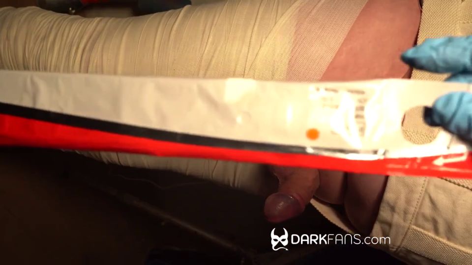 Femdom Porn Sadic Sadie – Metiendose en un catéter mientras mi paciente está de pie en la servidumbre