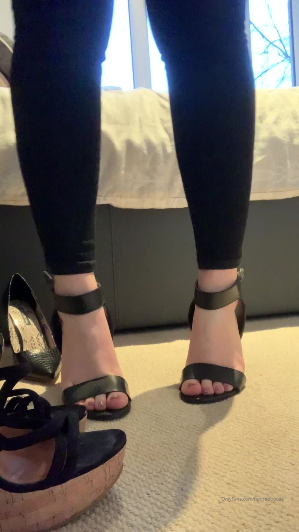 Onlyfans - Harriet King - harrietfootsie - harrietfootsieSolo decidiendo qué zapatos debo usar mañana para mis celebraciones de cumpleaños y chicas nig - 31-01-2020